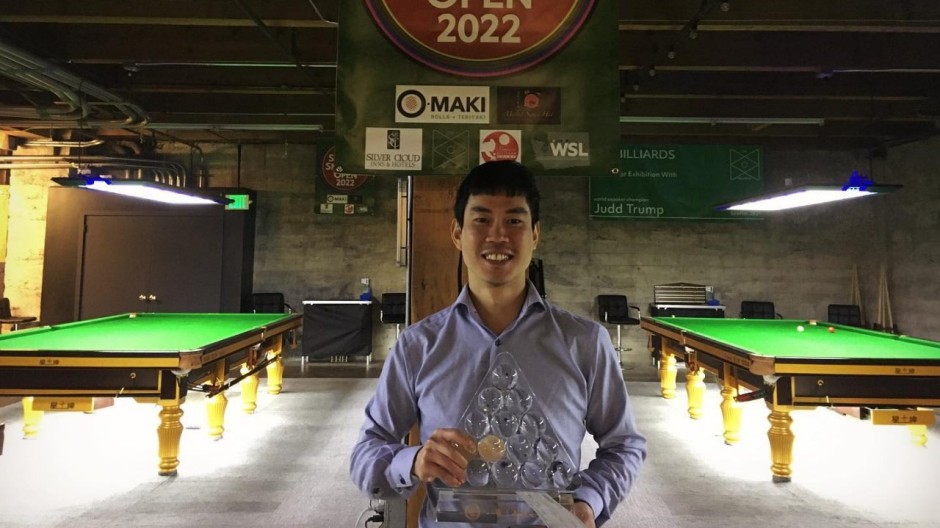 Cheang Ciing Yoo pictured with the 2022 Seattle Snooker Open trophy