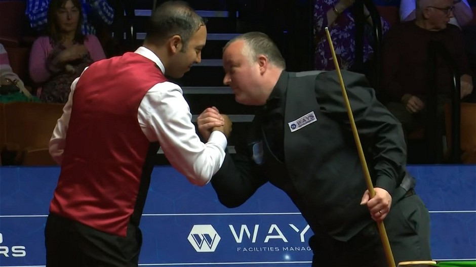Ahmed Aly Elsayed congratulates Wayne Cooper on his victory - Photo courtesy of BBC Sport